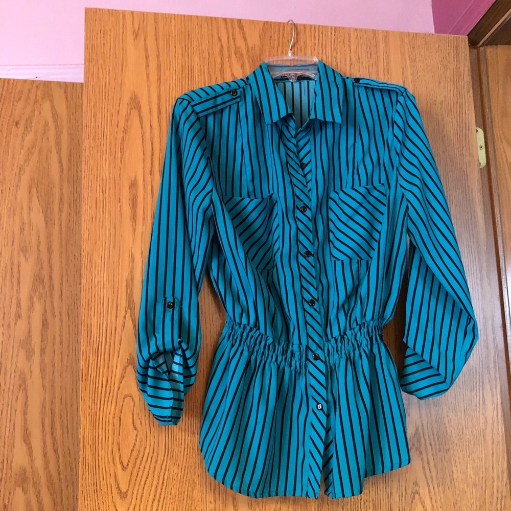 Elements light weight top.  Size M